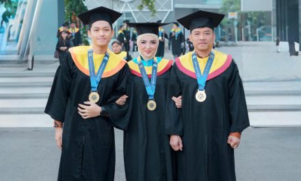 Momen Spesial Keluarga The Hermansyah Wisuda