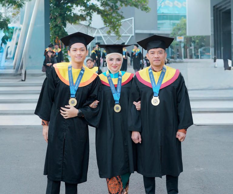 Momen Spesial Keluarga The Hermansyah Wisuda