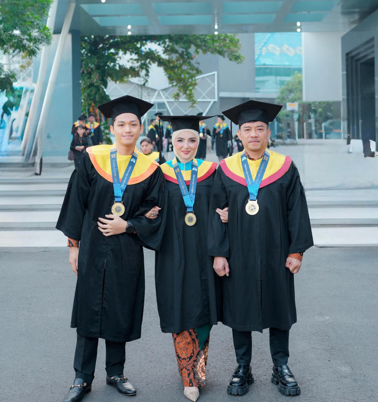 Momen Spesial Keluarga The Hermansyah Wisuda