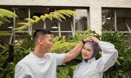 Makin Mesra, Dara Arafah Dan Suami Pakai Outfit Serba Putih