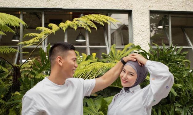 Makin Mesra, Dara Arafah Dan Suami Pakai Outfit Serba Putih