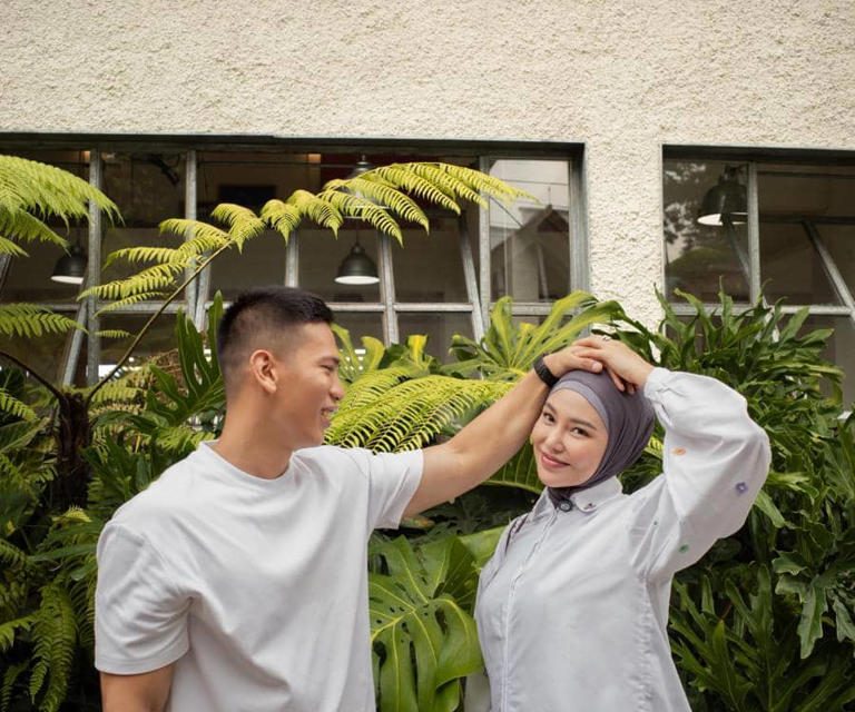 Makin Mesra, Dara Arafah Dan Suami Pakai Outfit Serba Putih