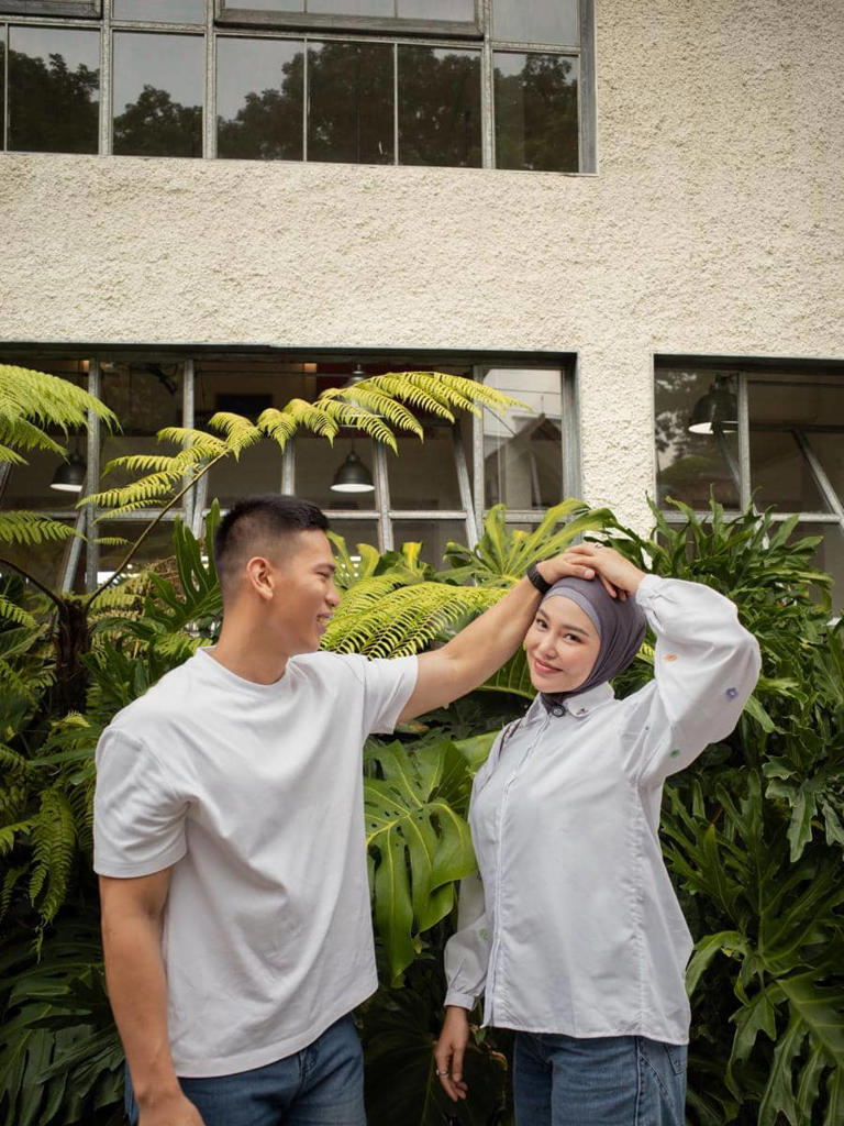 Makin Mesra, Dara Arafah Dan Suami Pakai Outfit Serba Putih