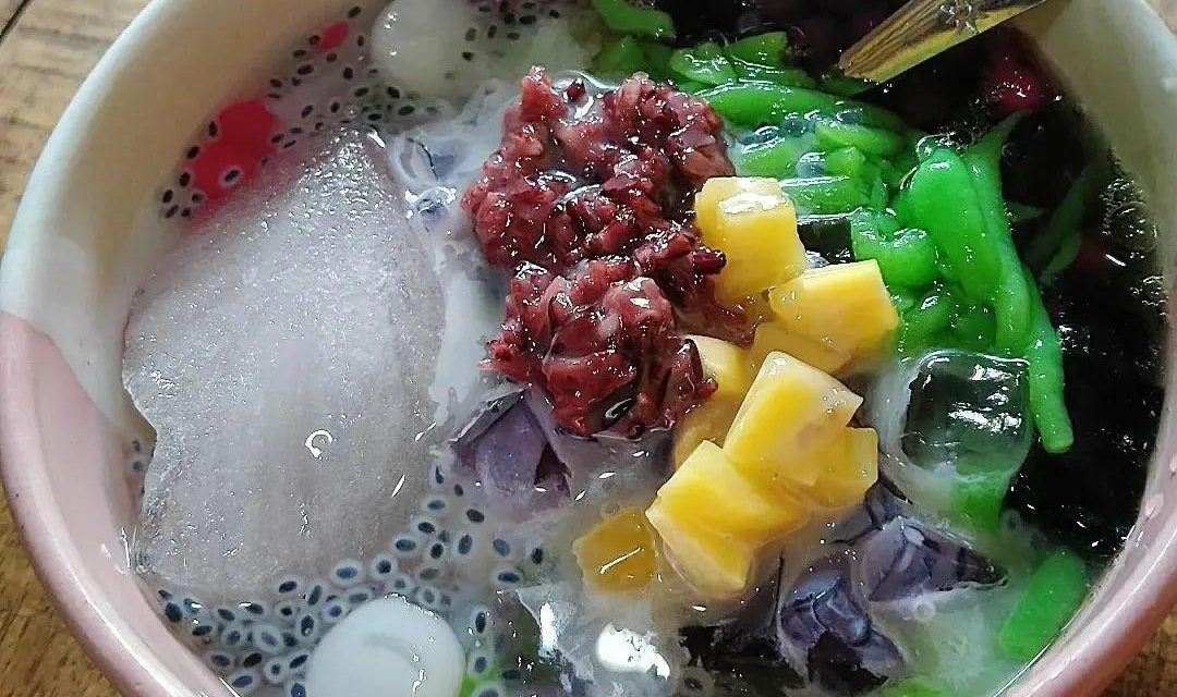 Bikin Adem! Es Campur Warna-Warni Dengan Isian Komplet