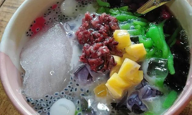 Bikin Adem! Es Campur Warna-Warni Dengan Isian Komplet