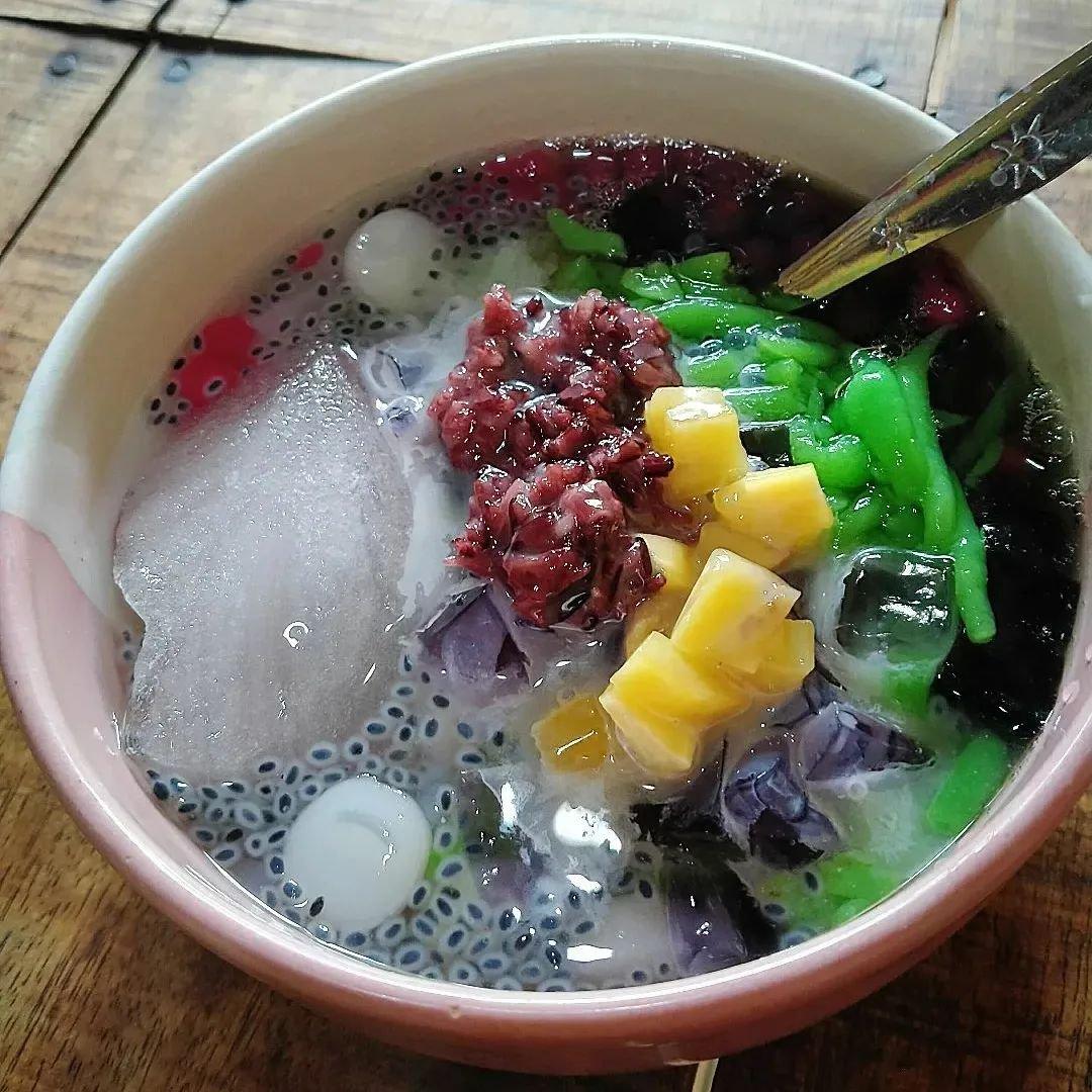 Bikin Adem! Es Campur Warna-Warni Dengan Isian Komplet