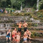 Eksotis Banget! Karin Novilda Nikmati Air Terjun Benang Kelambu