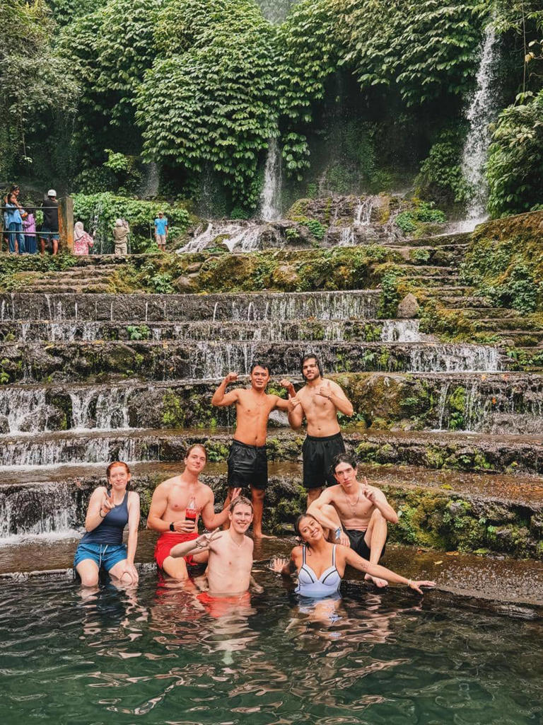 Eksotis Banget! Karin Novilda Nikmati Air Terjun Benang Kelambu