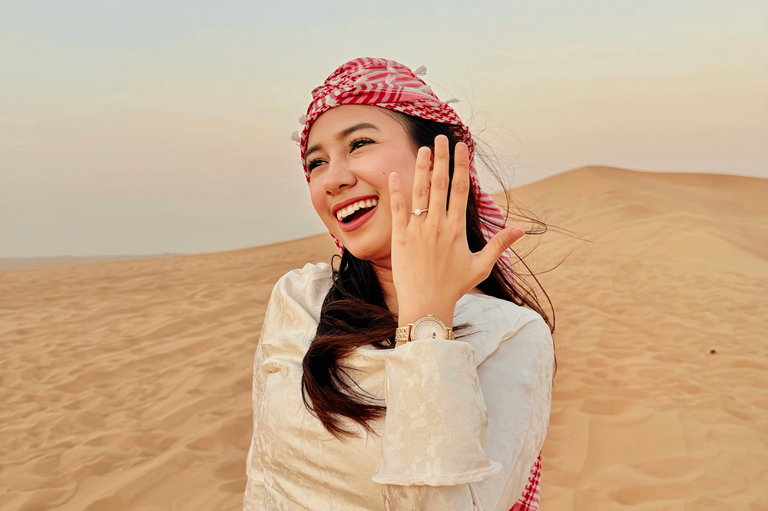Bikin Baper! Azia Riza Terima Lamaran Kekasih Di Gurun Dubai